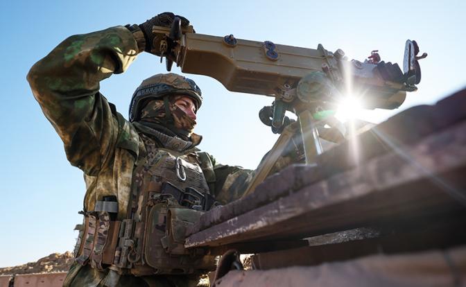 На фото: военнослужащий отдельной мотострелковой бригады в составе группировки войск "Днепр" во время стрельбы из ПТРК (противотанкового ракетного комплекса) "Метис"