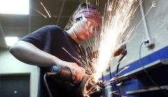 Коня на скаку уже можно, в горящую избу пока нельзя: Женщинам дадут больше прав в выборе работы