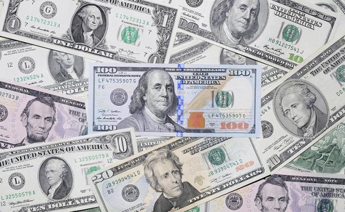 Пухнет ли Россия от долларов? Эксперт сказал, где их заждались