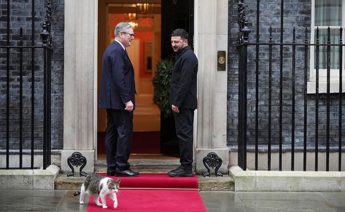 На фото: премьер-министр Великобритании Кир Стармер и президент Украины Владимир Зеленский (слева направо) во время встречи.