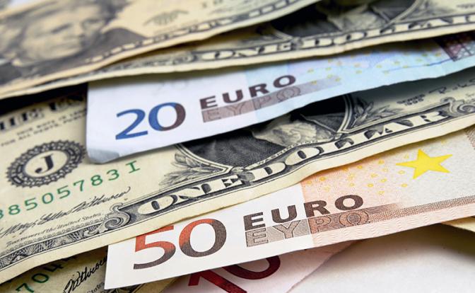 ЦБ сообщил о падении курса доллара