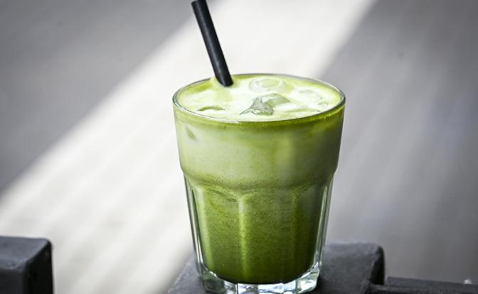 Врач объяснил, кому нужно реже пить матчу