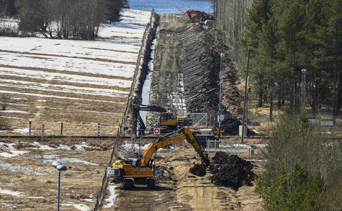 На фото: строительство забора на границе Финляндии и России