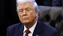 Кошки-мышки, деньги, плаха: Трамп в любой момент может отправить Зеленского на эшафот. Чего ждет?