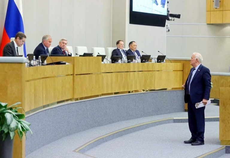 На фото: пытался убедить депутатов не принимать законопроект заместитель Председателя Комитета по экологии, природным ресурсам и охране окружающей среды Анатолий Грешневиков.