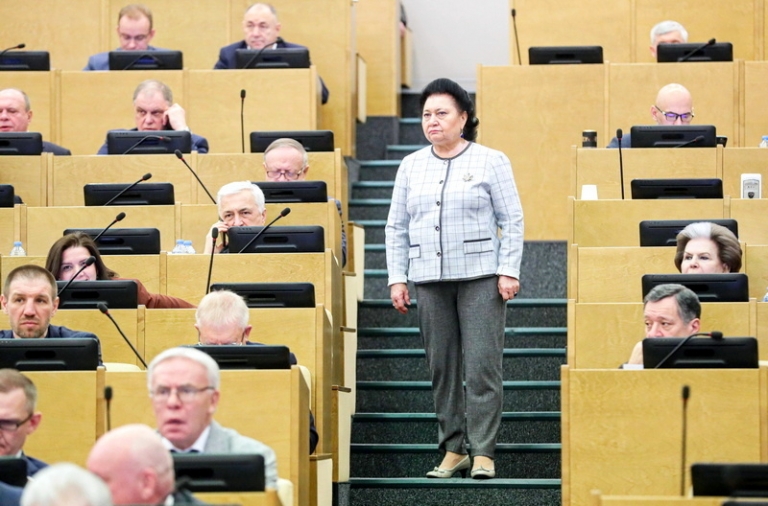 На фото: депутат Госдумы РФ Раиса Кармазина на пленарном заседании Государственной думы РФ.