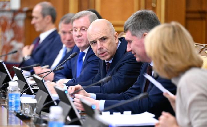 На фото: министр финансов РФ Антон Силуанов (в центре) перед заседанием правительства в Доме правительства РФ.