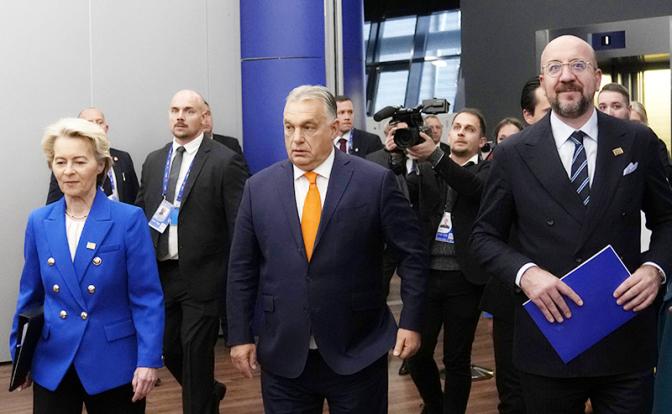 На фото: председатель Европейской комиссии Урсула фон дер Ляйен, премьер-министр Венгрии Виктор Орбан и председатель Европейского совета Шарль Мишель (слева направо).