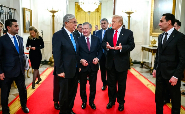 На фото: президент Дональд Трамп с лидерами стран Центральной Азии «большой пятерки» в Восточном зале Белого дома.