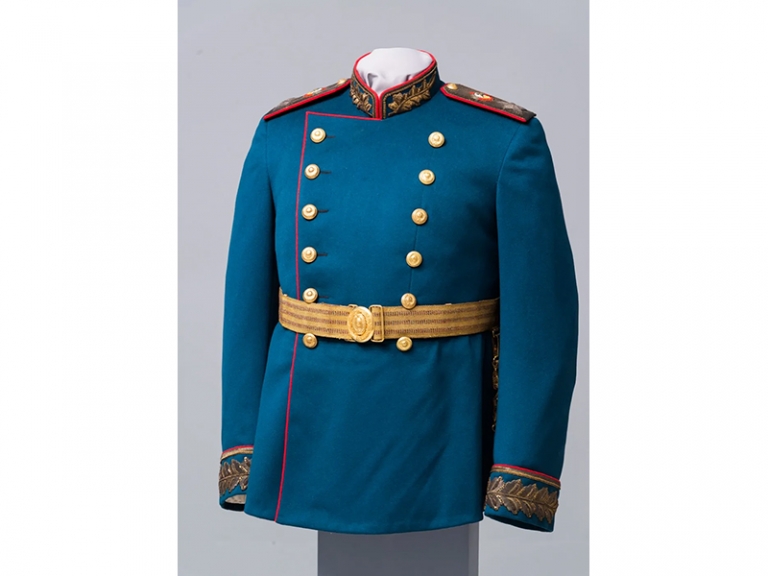 На фото: мундир парадный И.В. Сталина (маршальский) цвета морской волны (образца 1945 г.). СССР. 1945 г. Сукно, шелк, золотный галун, канитель, шёлковые и золотные пряденые нити, блёстки, латунь, вышивка.