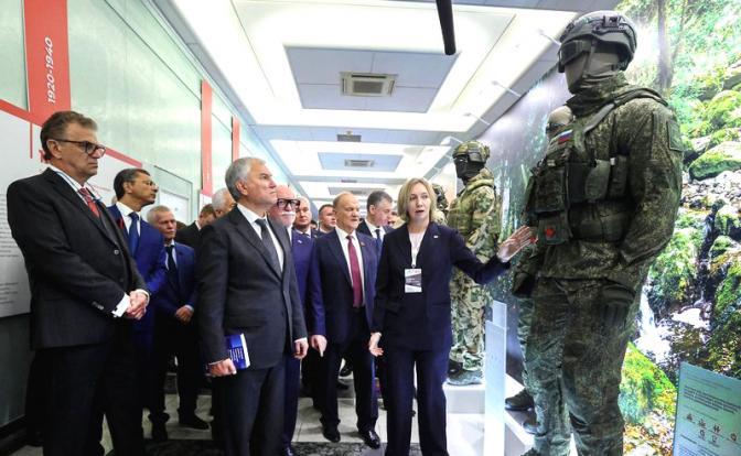 На фото (в центре слева направо): председатель Госдумы Вячеслав Володин и лидер КПРФ Геннадий Зюганов на открытии выставки «Российская легкая промышленность».