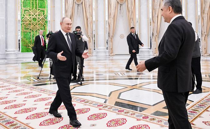 На фото: президент РФ Владимир Путин и председатель Халк маслахаты (Народного совета) Туркмении Гурбангулы Бердымухамедов (слева направо) во время встречи.