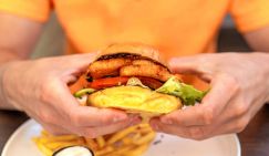 Онколог назвал продукты, провоцирующие развитие рака