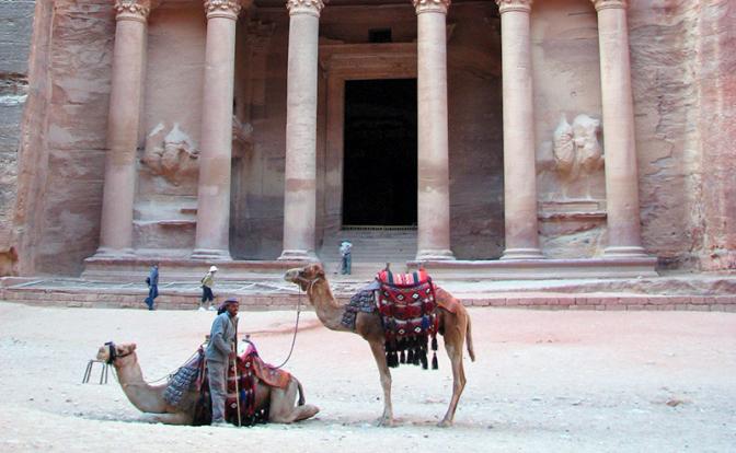 На фото: город Петра, высеченный в скалах, Иордания.