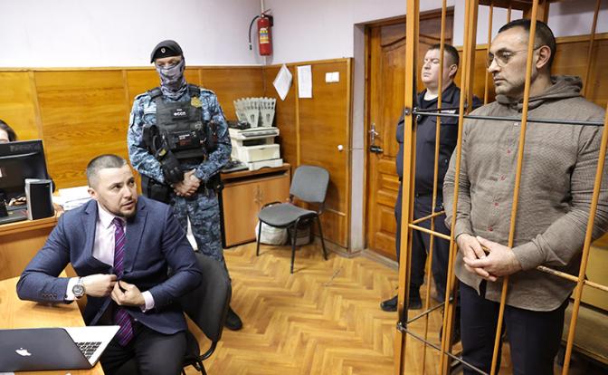 На фото: глава Центра культуры, молодежи и спорта азербайджанцев Урала Видади Мустафаев (справа) во время рассмотрения ходатайства следователя об избрании меры пресечения в Верх-Исетском районном суде. Слева - адвокат Николай Соломин.