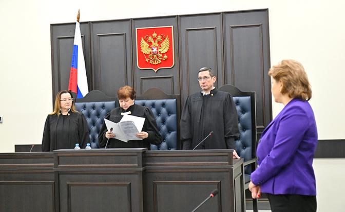 На фото: рассмотрение кассационной жалобы Полины Лурье, покупательницы элитной недвижимости певицы Ларисы Долиной, на решение по делу о продаже квартиры певицы, во Втором кассационном суде общей юрисдикции. Адвокат Лурье Светлана Свириденко (справа).