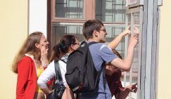 «Единая Россия»: Педагоги, выходи строиться! На Анадырь-Якутск рассчитайсь!