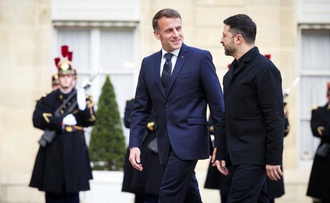 На фото (слева направо): президент Франции Эммануэль Макрон и Владимир Зеленский.