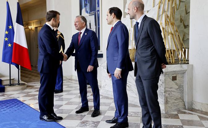 На фото: президент Франции Эмманюэль Макрон, специальный посланник президента США Стивен Уиткофф, госсекретарь США Марко Рубио и глава МИД Франции Жан-Ноэль Барро (слева направо) перед началом встречи.