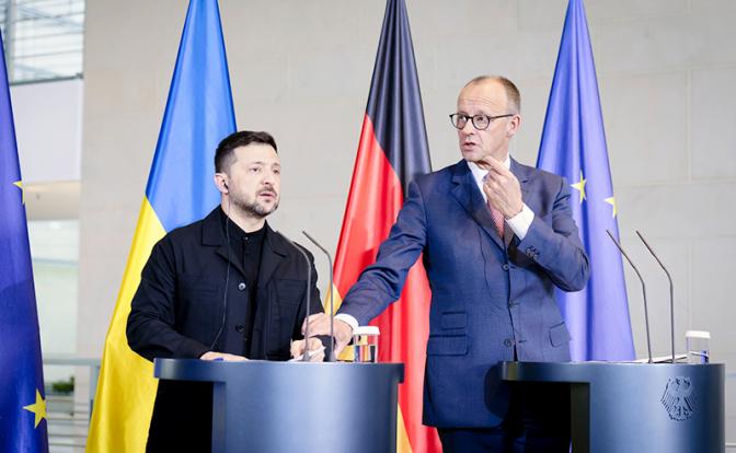 На фото (слева направо): Владимир Зеленский и канцлер Германии Фридрих Мерц.