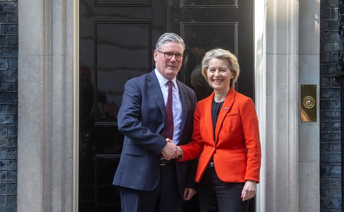 На фото: премьер-министр Великобритании Кир Стармер и глава Еврокомиссии Урсула фон дер Ляйен