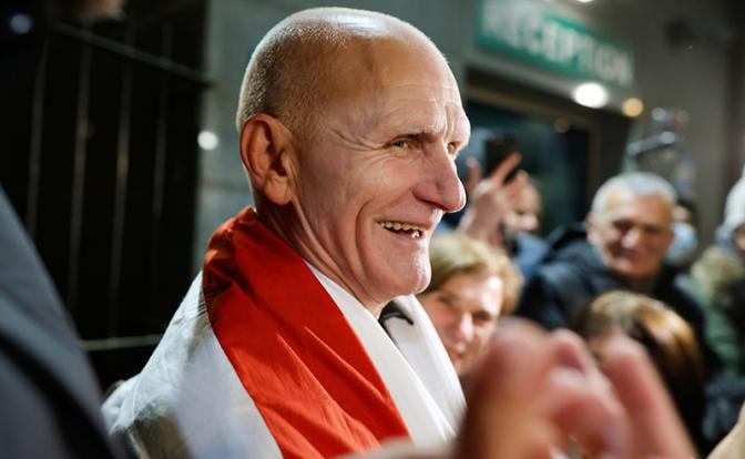 На фото: Алесь Беляцкий во время прибытия в посольство США в Вильнюсе после помилования и освобождения из тюрьмы