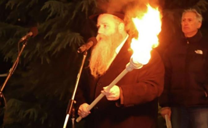 На фото: главный раввин Севастополя Биньямин Вольф зажег праздничную свечу на площади Восставших.