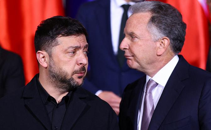 На фото: президент Украины Владимир Зеленский и спецпосланник президента США Дональда Трампа Стивен Уиткофф (слева направо)