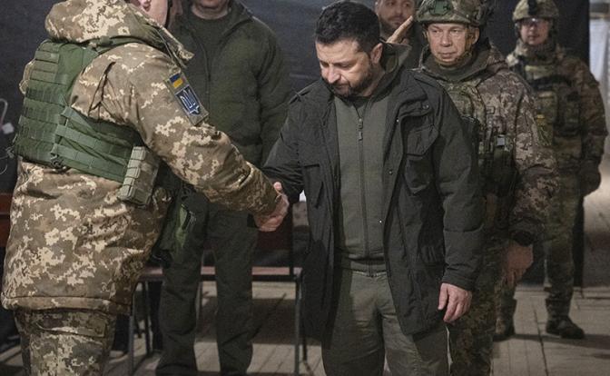 Корона, деньги, плаха и палач: Зеленский боится мира больше, чем военного разгрома и угроз Трампа