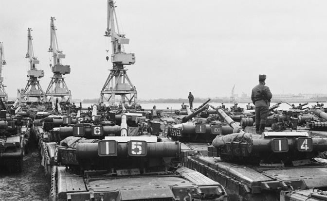 На фото: вывод западной группы войск с территории бывшей ГДР, 1991 год.