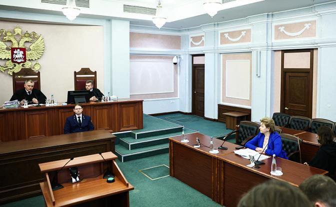 На фото: рассмотрение жалобы на решения судов нижестоящих инстанций по иску о признании недействительной сделки о продаже квартиры певицы Ларисы Долиной в Верховном суде РФ