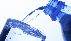 Сколько же воды пить в день? Врач назвал норму и лучшее время приема