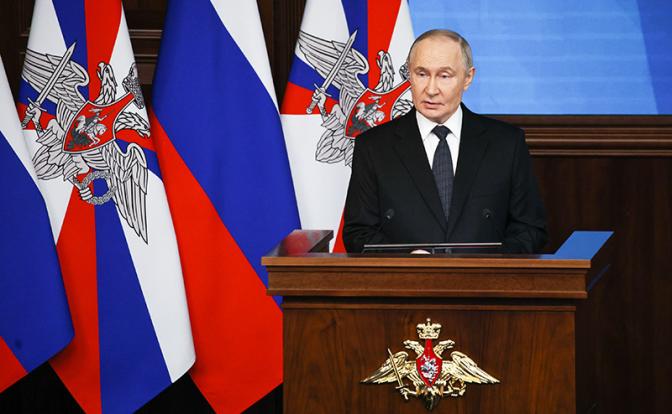 На фото: президент РФ Владимир Путин на расширенном заседании коллегии Министерства обороны РФ.