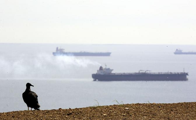 Венесуэла вывела в море военные корабли для защиты танкеров от флота США