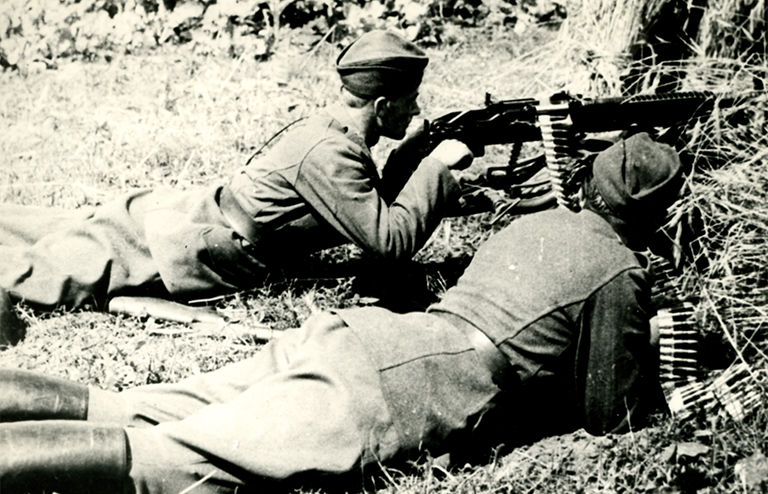 На фото: словацкие повстанцы-пулеметчики в бою