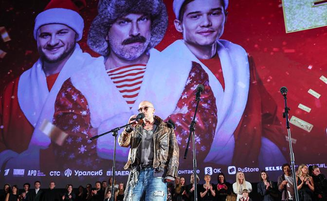 На фото: актер Дмитрий Нагиев (на первом плане) на премьере фильма "Елки 12" в кинотеатре "Каро 11 Октябрь".