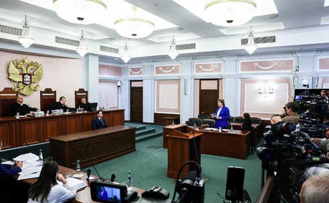 На фото: рассмотрение жалобы на решения судов нижестоящих инстанций по иску о признании недействительной сделки о продаже квартиры певицы Ларисы Долиной в Верховном суде РФ