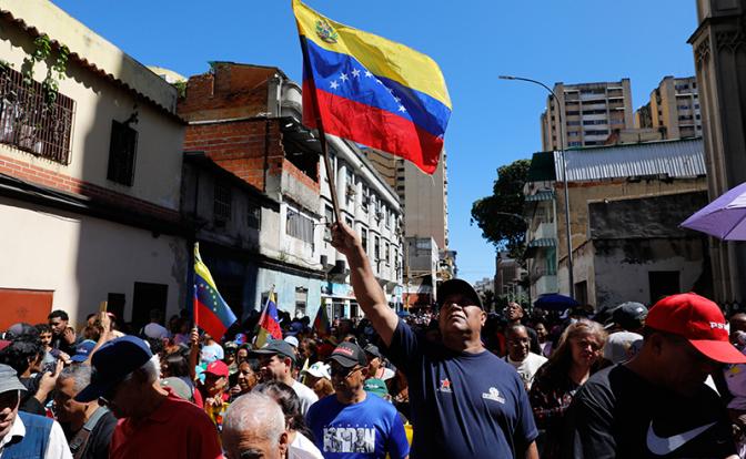 На фото: акция против действий США в Венесуэле