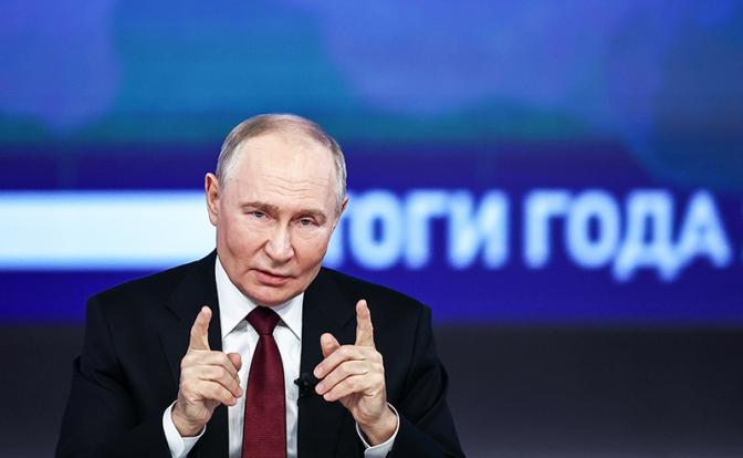 На фото: президент России Владимир Путин во время программы "Итоги года"