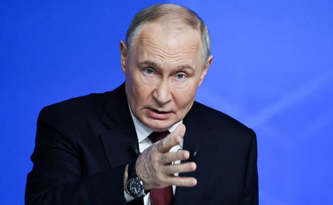 На фото: президент России Владимир Путин во время программы "Итоги года" в Гостином дворе.