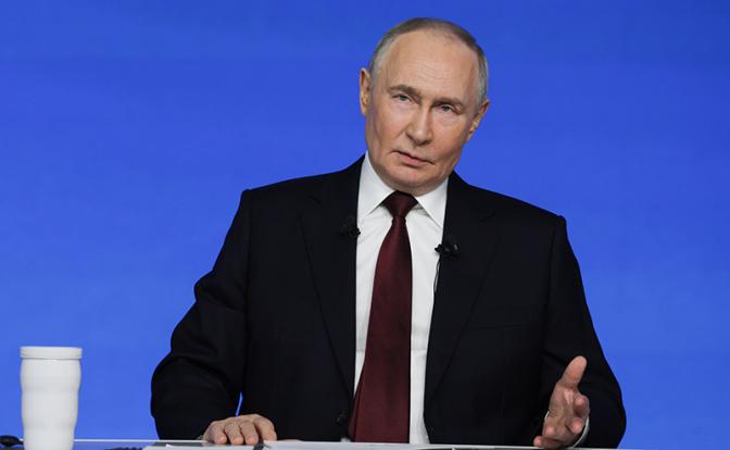 На фото: президент РФ Владимир Путин во время программы "Итоги года" в Гостином дворе.