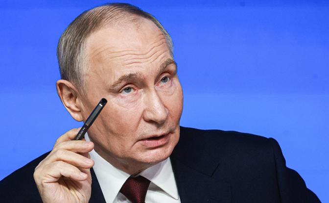 На фото: президент России Владимир Путин во время программы "Итоги года" в Гостином дворе.