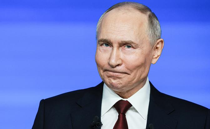 На фото: президент России Владимир Путин во время программы "Итоги года" в Гостином дворе.