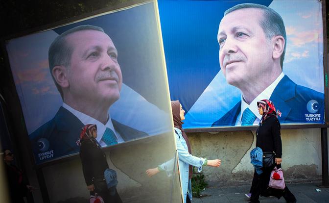 На фото: предвыборный плакат в поддержку действующего президента Реджепа Тайипа Эрдогана. Архивное фото.