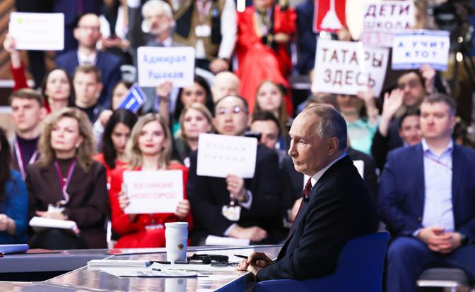 На фото: президент РФ Владимир Путин во время программы "Итоги года" в Гостином дворе.