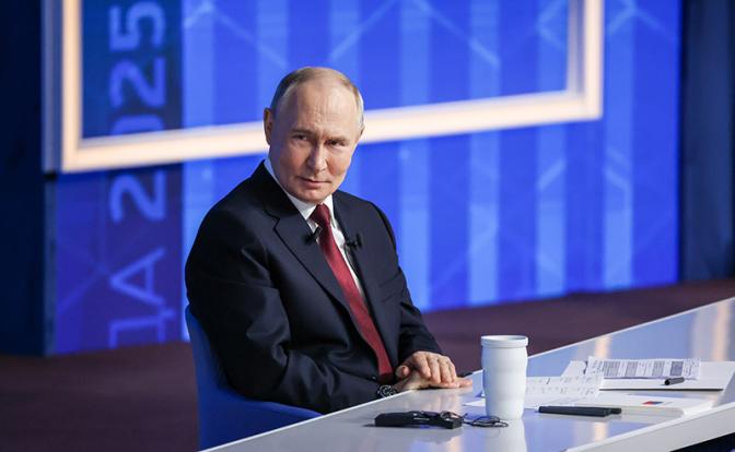 На фото: президент России Владимир Путин во время программы "Итоги года" в Гостином дворе.