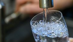 Врач сказал, сколько воды нужно пить в день в зависимости от массы тела и возраста