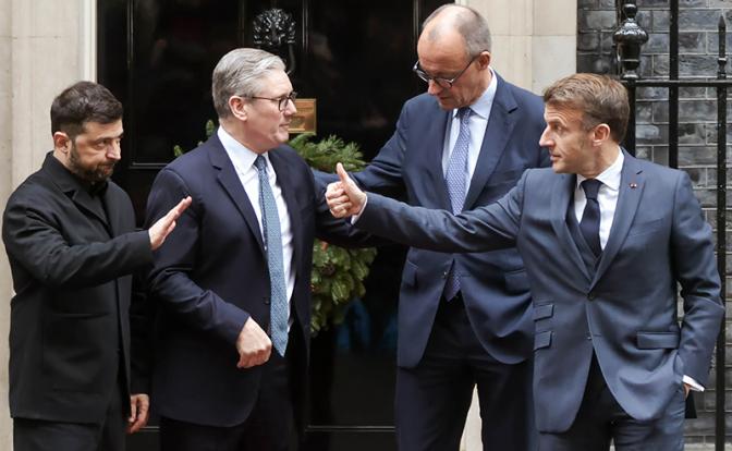 На фото: президент Украины Владимир Зеленский, премьер-министр Великобритании Кир Стармер, канцлер Германии Фридрих Мерц и президент Франции Эмманюэль Макрон (слева направо)