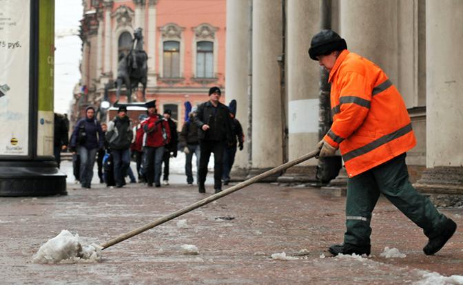 «Языка не знают. Зато плодовитые»: 3 тыс. дворников с берегов Ганга прибыли на берега Невы