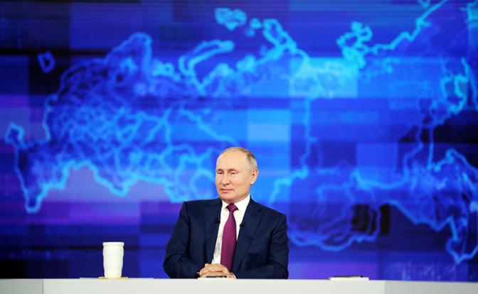 На фото: президент России Владимир Путин во время ежегодной специальной программы "Прямая линия с Владимиром Путиным" в студии Центра международной торговли.